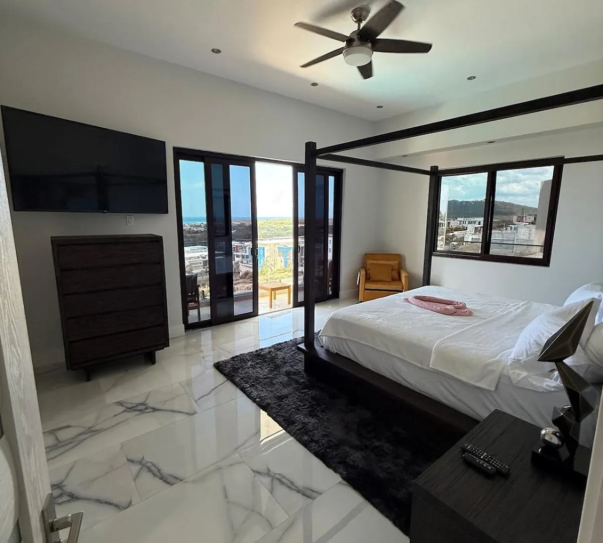 White Sky Beach Villas Whitehouse