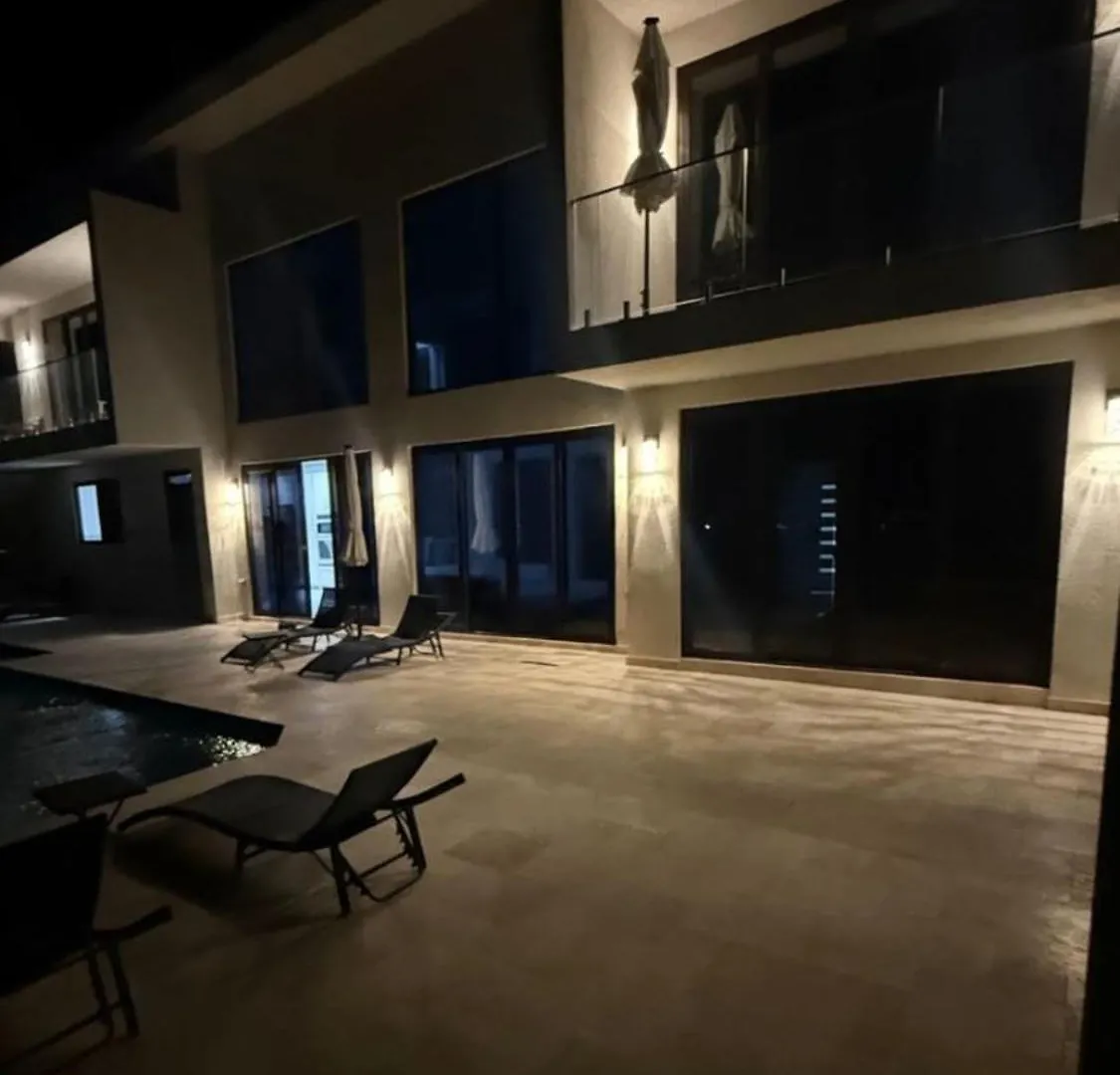 White Sky Beach Villas Whitehouse