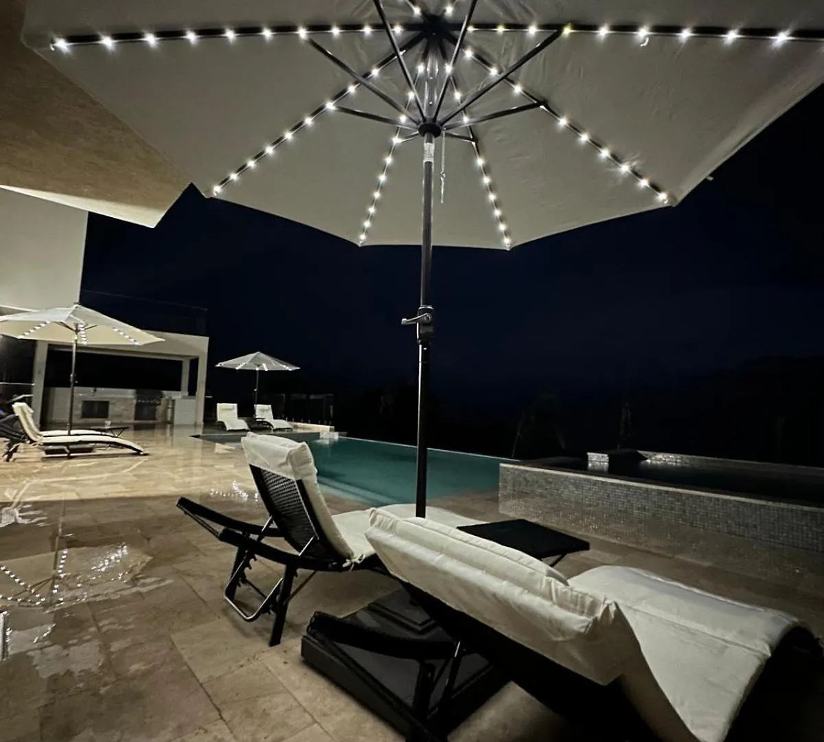 White Sky Beach Villas Whitehouse